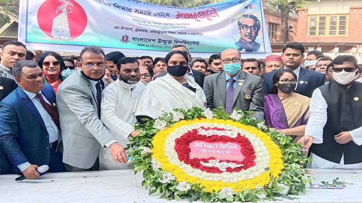 বঙ্গবন্ধুর সমাধিতে উন্মুক্ত বিশ্ববিদ্যালয়ের শ্রদ্ধা